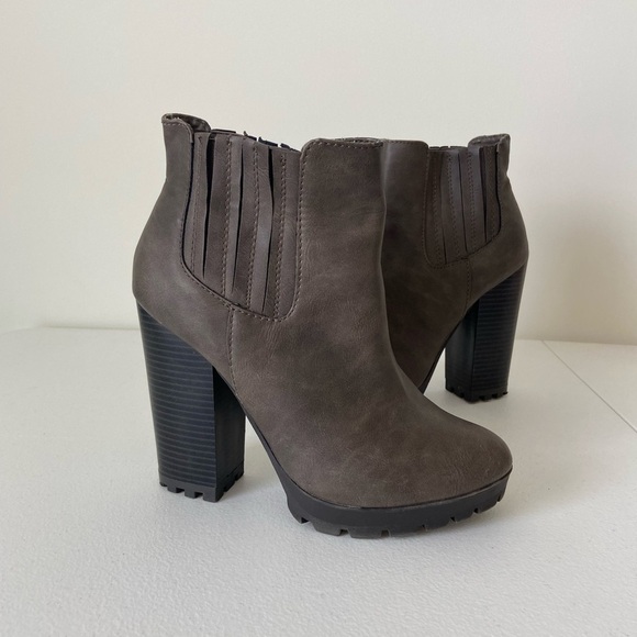 Candies women’s faux‎ leather Chelsea heeled ankle boots — size 9 - Picture 1 of 8